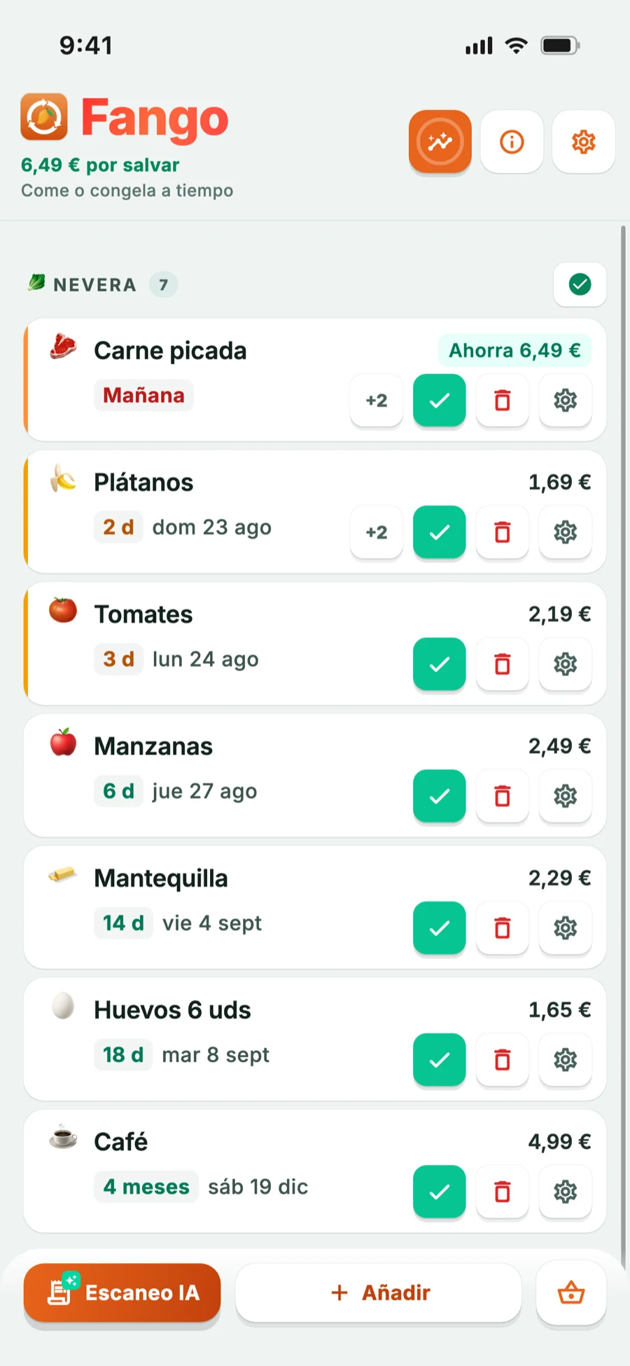 Vista de la nevera con los productos próximos a caducar marcados por color
